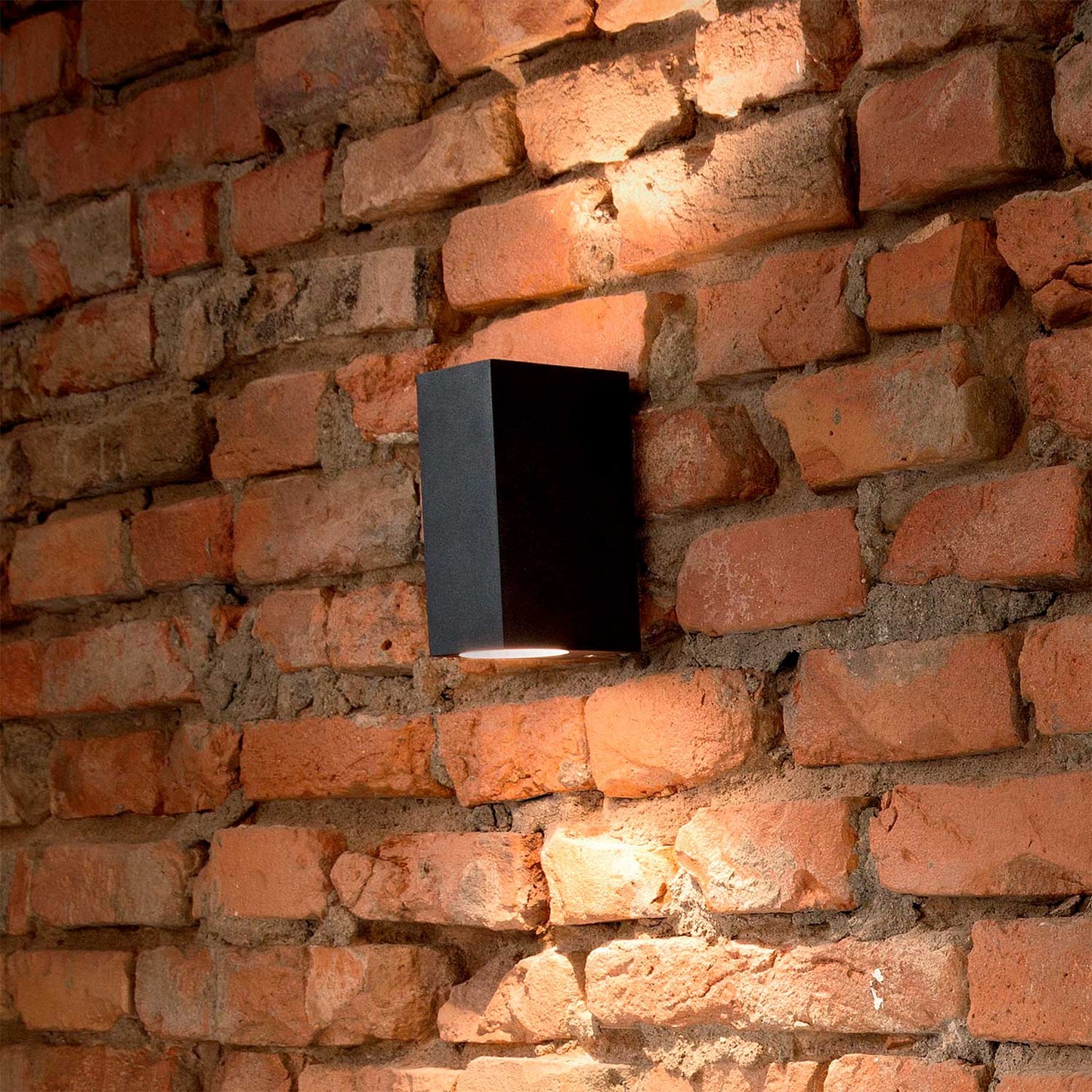 Aplică UP – exterior, lumină directă și indirectă